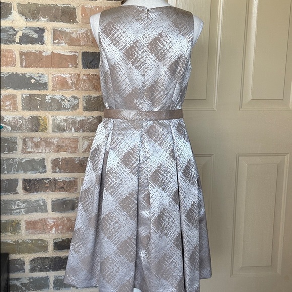 Vintage Evan Picone Silver & Tan Fit & Flare Dress Metallic Texture Belted Sz 6 - Picture 7 of 12